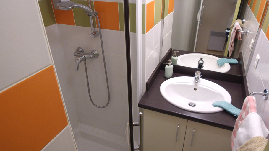 Bathroom 4, VVF Sud Aveyron, Brusque, Aveyron