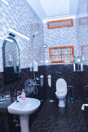 Bathroom 3, SamWeb Bed and Breakfast, Kampala