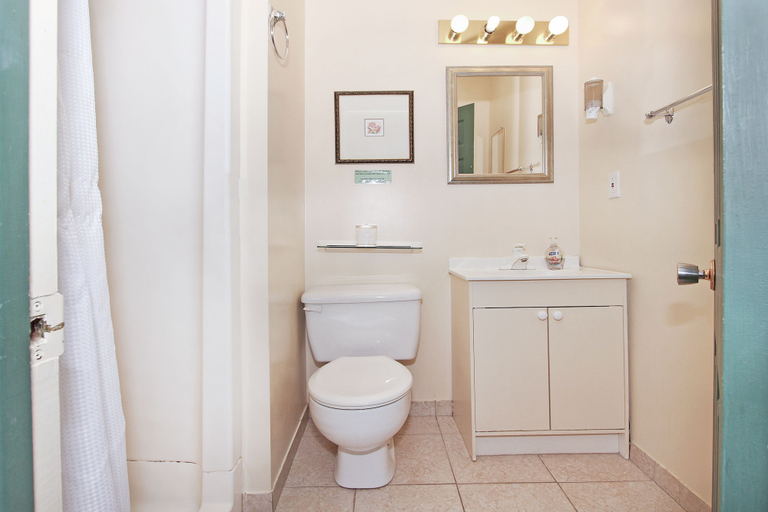 Bathroom 4, Gower Guest House, Division No. 1