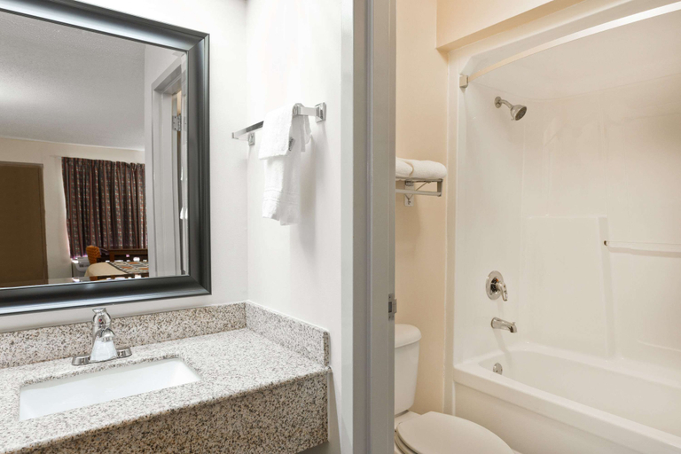 Bathroom 4, Super 8 by Wyndham Franklin Hwy 31, Simpson