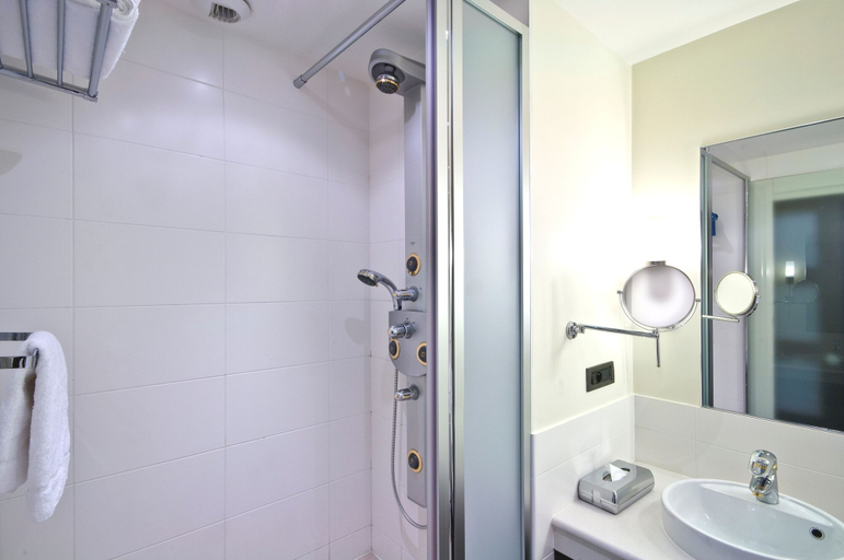 Bathroom 4, Crowne Plaza Paris, Marne-la-Vallée, Seine-et-Marne