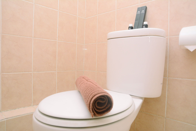 Bathroom 4, Good and Comfy Studio Room at Green Bay Pluit Apartment, North Jakarta