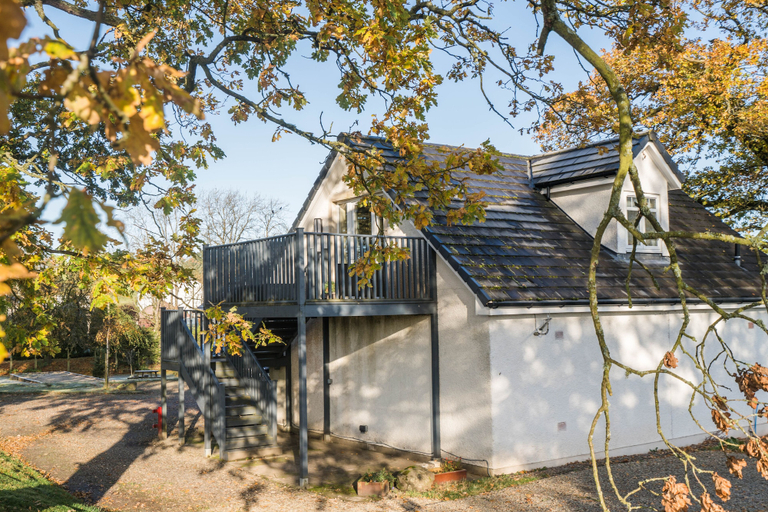 Exterior & Views 2, Dunroamin Apartment, Stirling