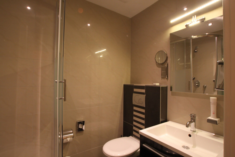 Bathroom 5, Atlas Grand Hotel, Garmisch-Partenkirchen