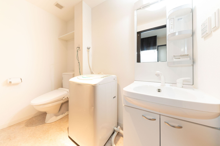 Bathroom 4, Le Studio Gojo Takakura, Kyoto