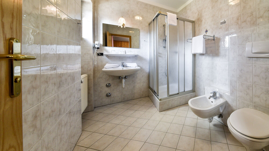 Bathroom 3, Hotel Föhrenhof, Bolzano