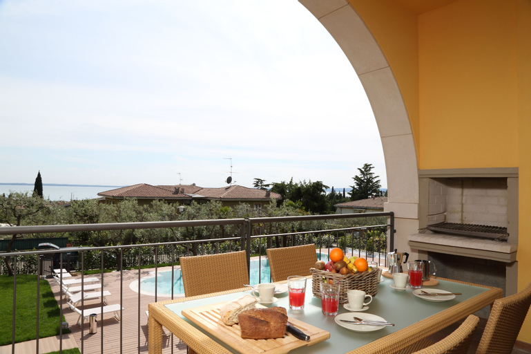 Exterior & Views 24