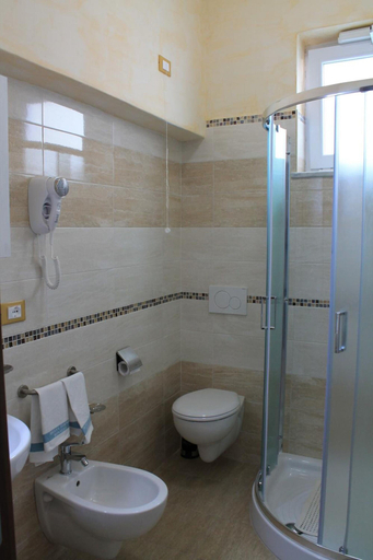 Bathroom 4, Hotel Terme Rosaleo, Napoli
