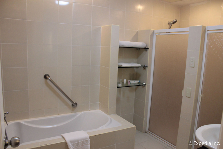 Bathroom 3, Moonbay Marina The Villas, Olongapo City