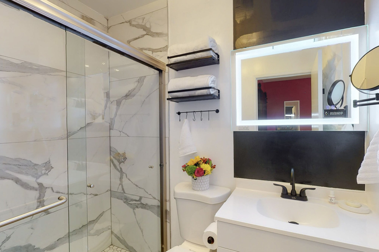Bathroom 4, Hotel Zazz, Bernalillo