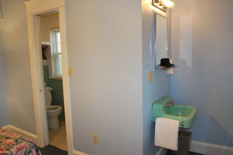 Bathroom 4, Lankford Hotel and Lodge, Worcester