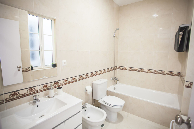 Bathroom 4, Central & Cosy Apartment, Lisbon