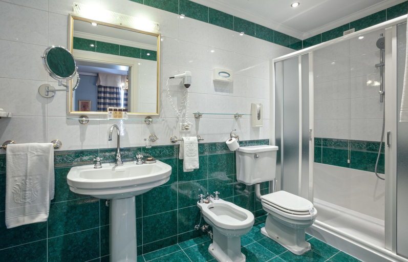 Bathroom 4, Hotel Quisisana, Padua