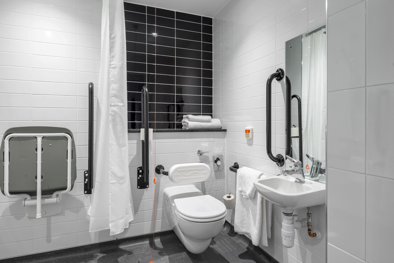 Bathroom 4, Holiday Inn Express MIDDLESBROUGH - CENTRE SQUARE by IHG, Middlesbrough