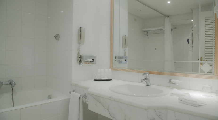 Bathroom 5, Radisson Blu Athénée Palace Resort & Thalasso, Djerba, Houmt Souk