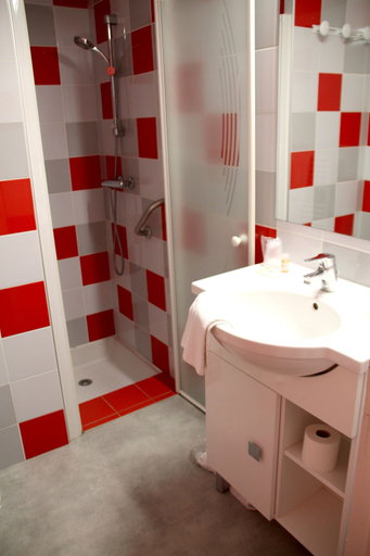 Bathroom 4, VVF Collonges-la-Rouge, Corrèze