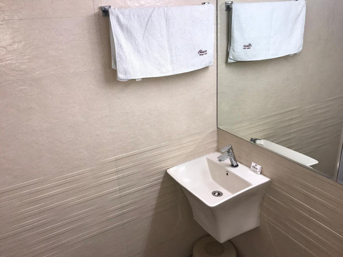 Bathroom 5, Choice Classic Hotel, Pune