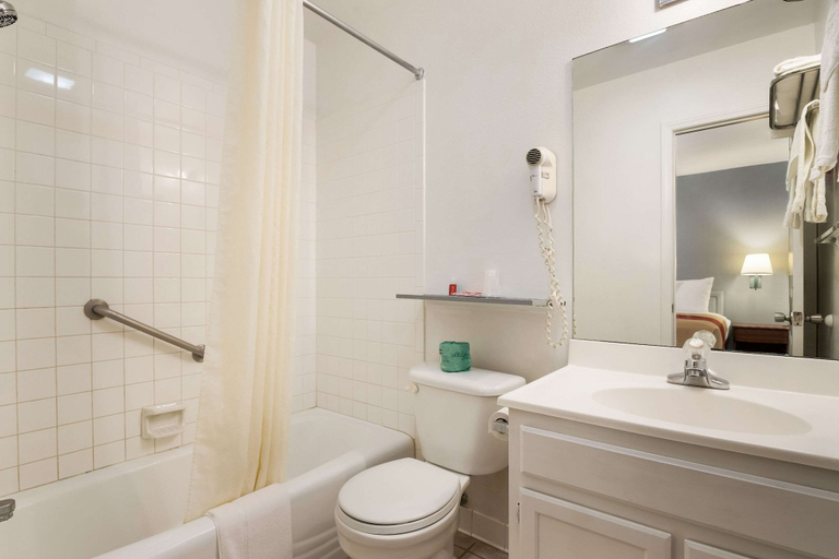 Bathroom, Econo Lodge Bartlesville Hwy 75, Washington