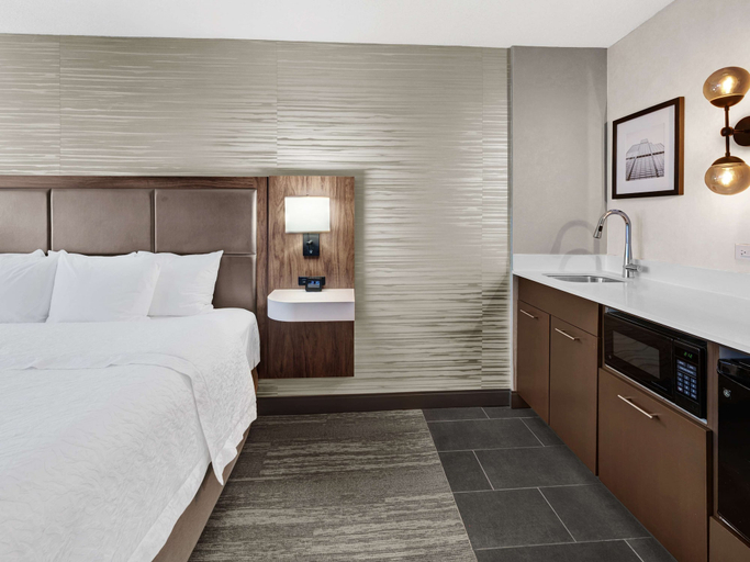 Bedroom 3, Hampton Inn & Suites Chicago Downtown, Cook