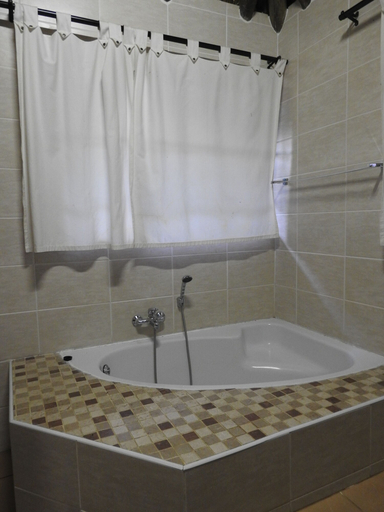 Bathroom 4, Roaring Sky, City of Tshwane