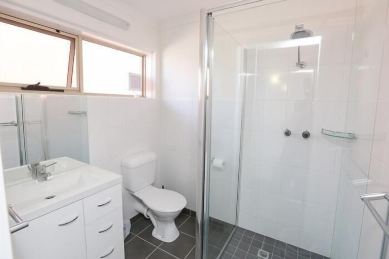 Bathroom 3, Seven Pines Motor Inn, Mildura - Pt A