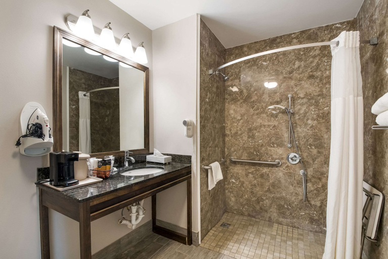 Bathroom 3, Quality Inn Decherd - Winchester, Franklin