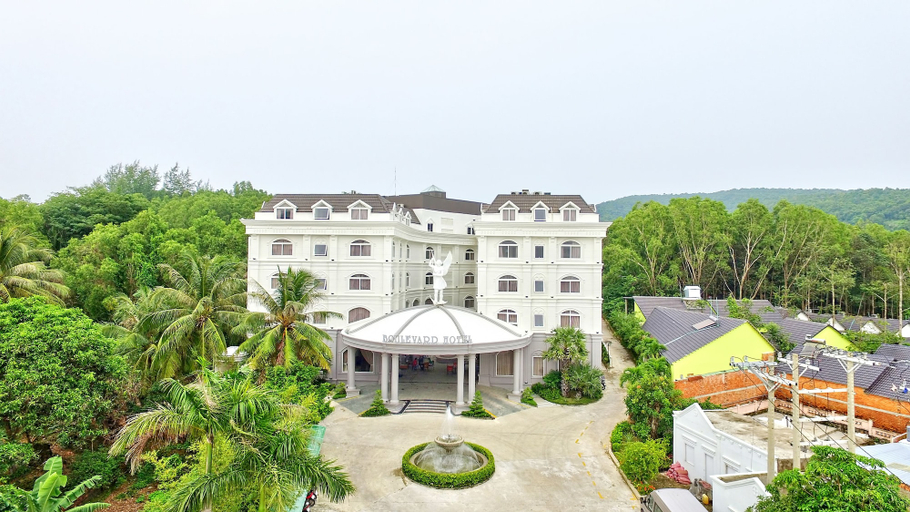 Exterior & Views