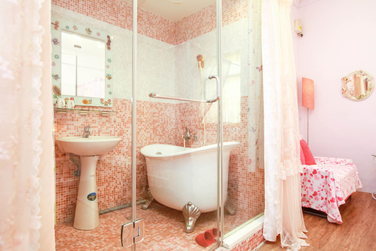 Bathroom 4, Love in Pearl Hostel, Yilan