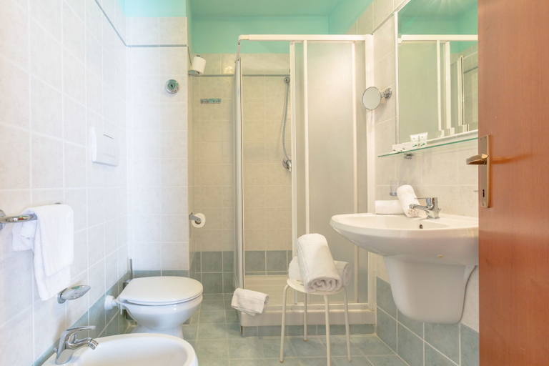 Bathroom 4, Hotel Traiano, Rome