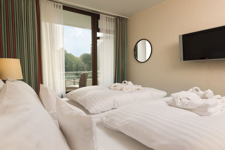 Bedroom 3, Maritim Hotel Bad Salzuflen, Lippe