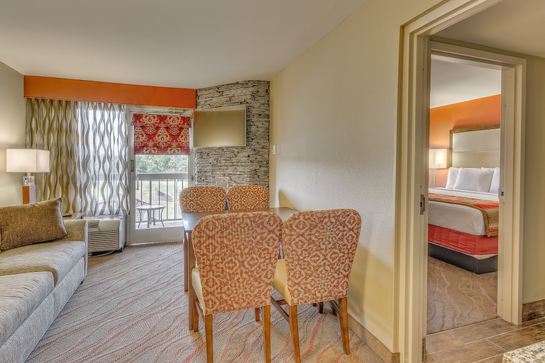 Bedroom 4, La Quinta Inn & Suites by Wyndham Pigeon Forge, Sevier