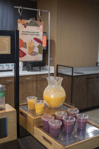 Food & Drinks 5, Hampton Inn & Suites Portland West, Cumberland
