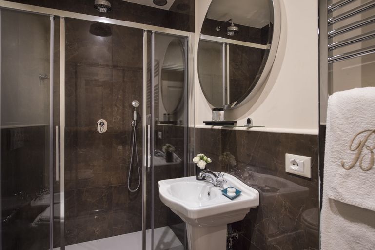 Bathroom 3, Palazzo Branchi, Florence