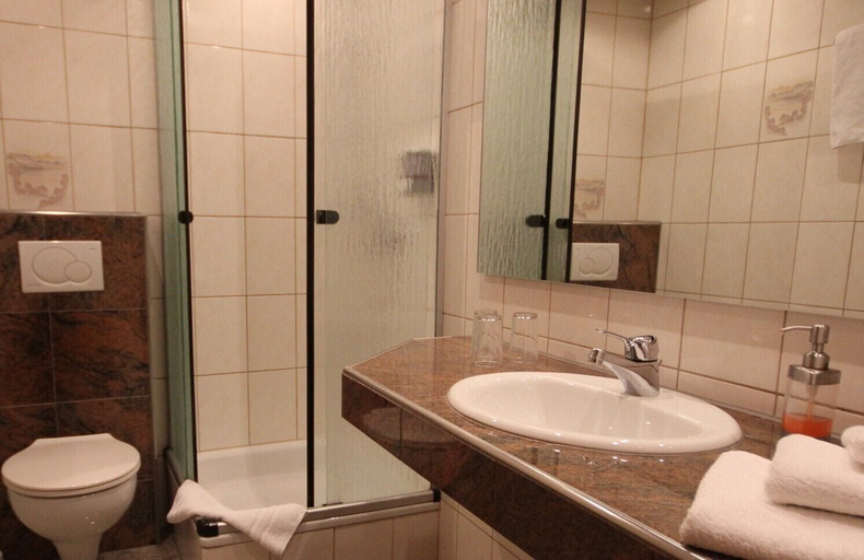 Bathroom 5, Hotel Sonne, Ansbach