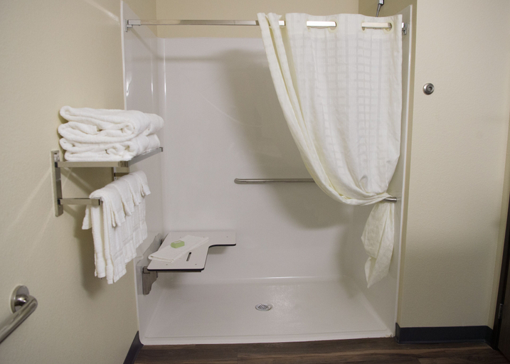 Bathroom 4, Cobblestone Inn & Suites - Forest City, Winnebago