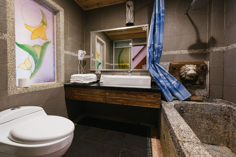 Bathroom 4, Yunwu, Nantou