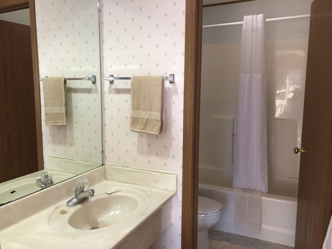 Bathroom 4, Point View Resort, Camden