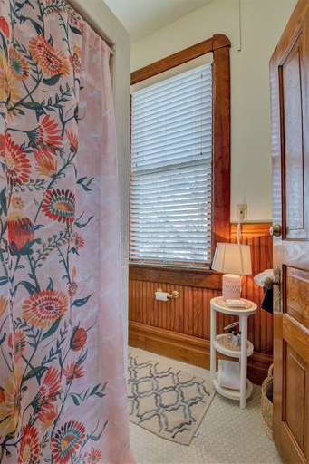 Bathroom 4, The Baker, Pulaski
