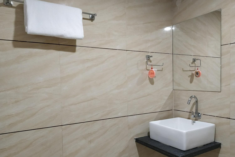 Bathroom 3, Hotel Krishna Palace, Anand