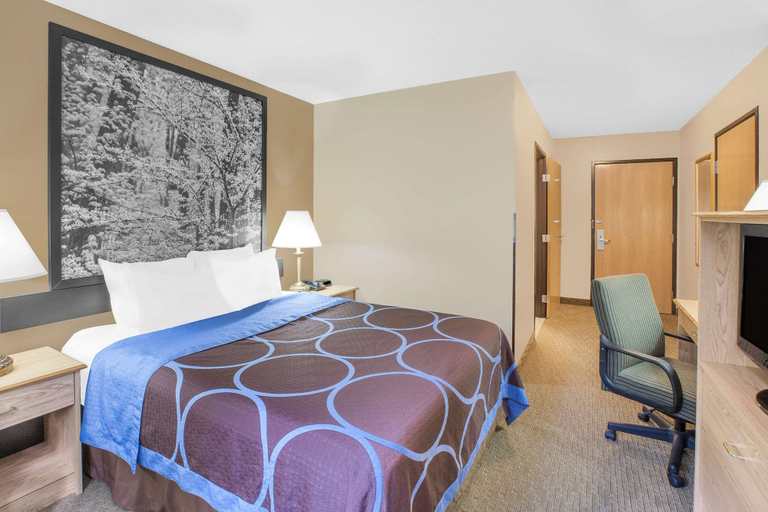 Bedroom 3, Super 8 by Wyndham Seville, Medina