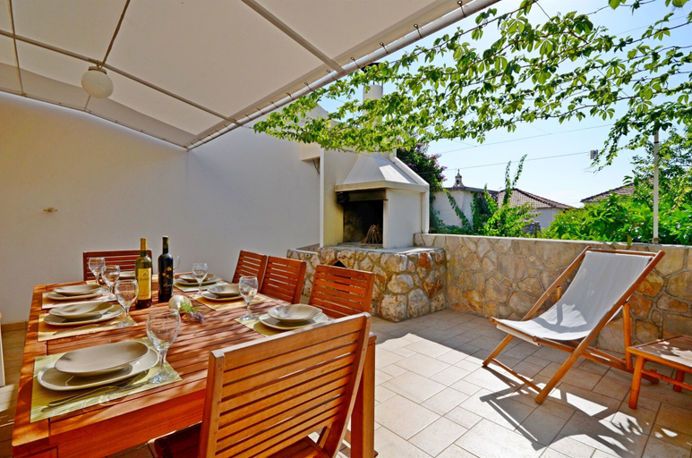 Others 5, House Lara, Jelsa