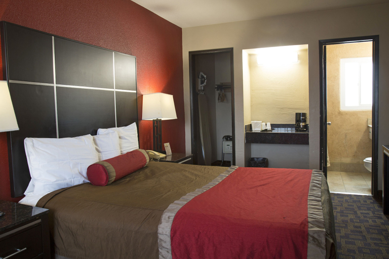 Bedroom 2, Harbor Inn & Suites, San Diego
