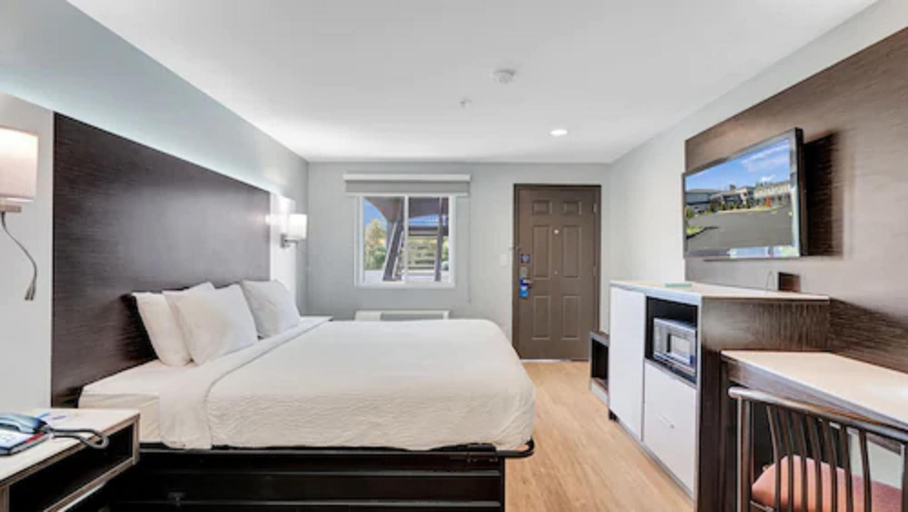 Bedroom 3, Days Inn & Suites by Wyndham Niagara Falls/Buffalo, Niagara