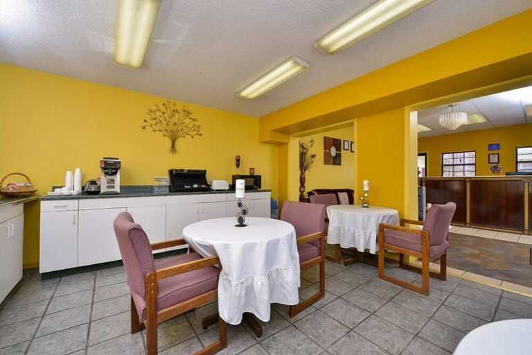 Food & Drinks, American Inn & Suites Russellville, Pope