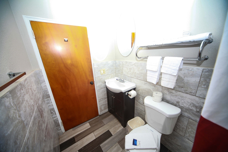 Bathroom 4, Relax Inn, Mc Kean