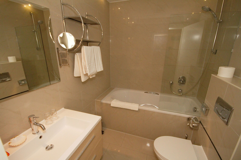 Bathroom 5, Atlas Grand Hotel, Garmisch-Partenkirchen