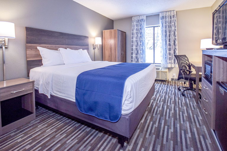 Bedroom 3, Days Inn & Suites by Wyndham Wisconsin Dells, Sauk