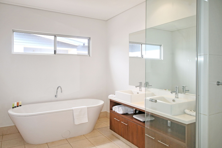 Bathroom 5, Nesuto Geraldton, Geraldton