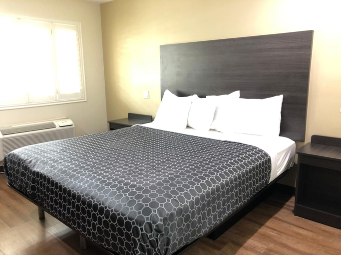 Bedroom 2, Simply Home Inn & Suites, Riverside