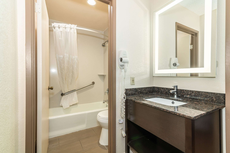 Bathroom 5, Rodeway Inn Barstow Route 66, San Bernardino
